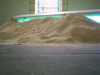 1. “Mehr Licht” | Sonnenbank und Sand | 120×500cm
