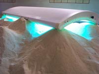3. “Mehr Licht” | Sonnenbank und Sand | 120×500cm